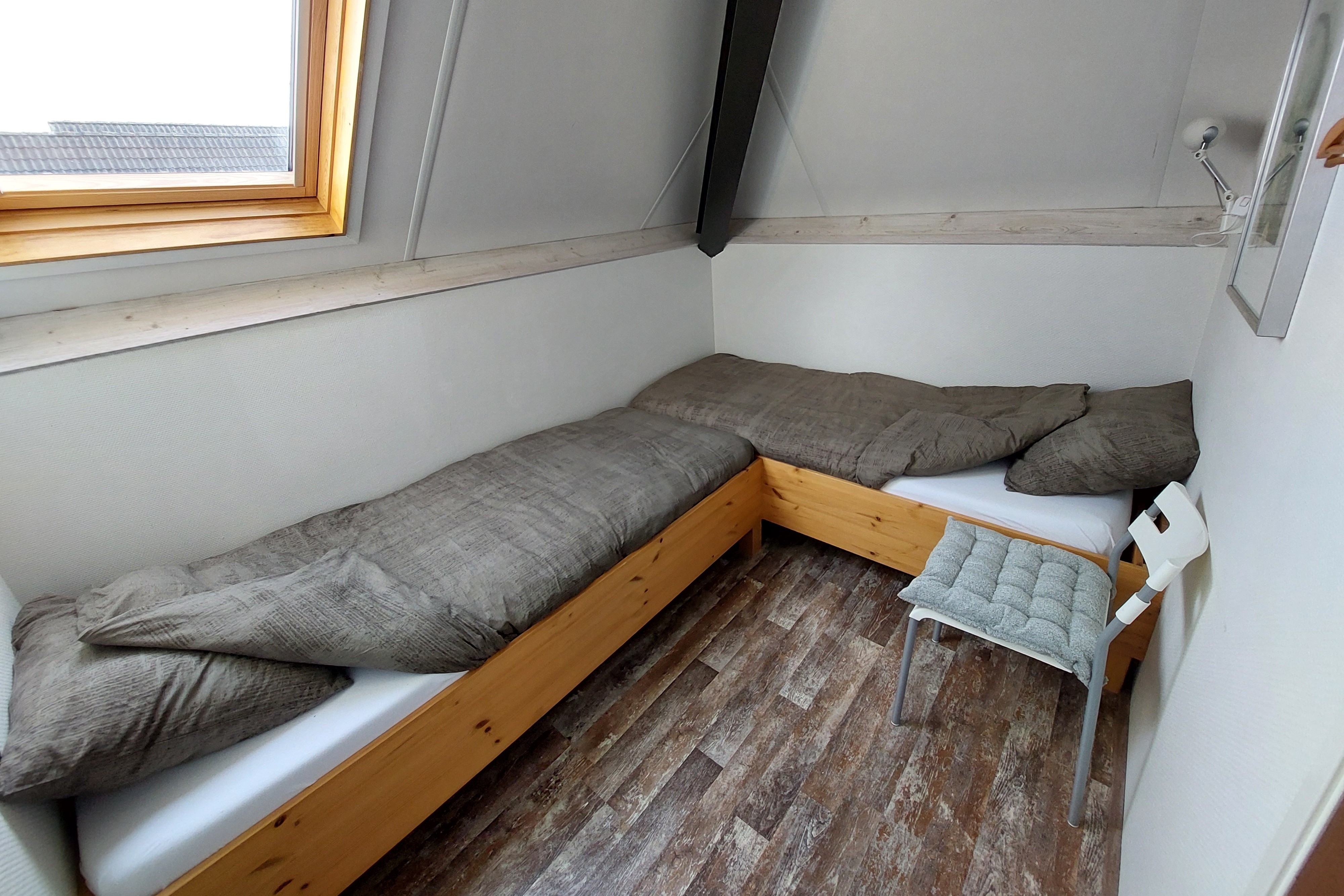 Tweepersoonskamer met twee vaste eenpersoons bedden.