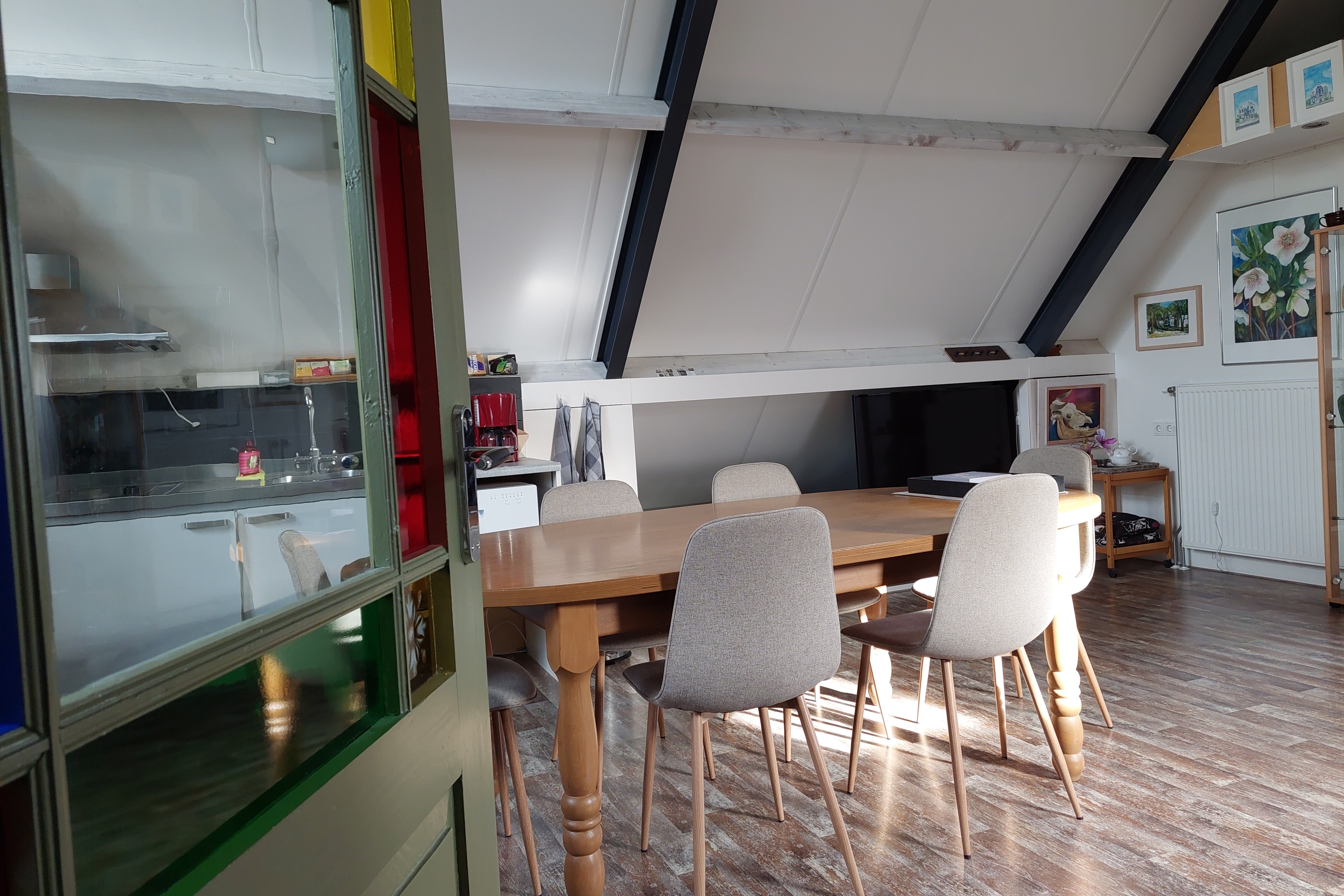 Kijkje in het appartement vanaf de trap