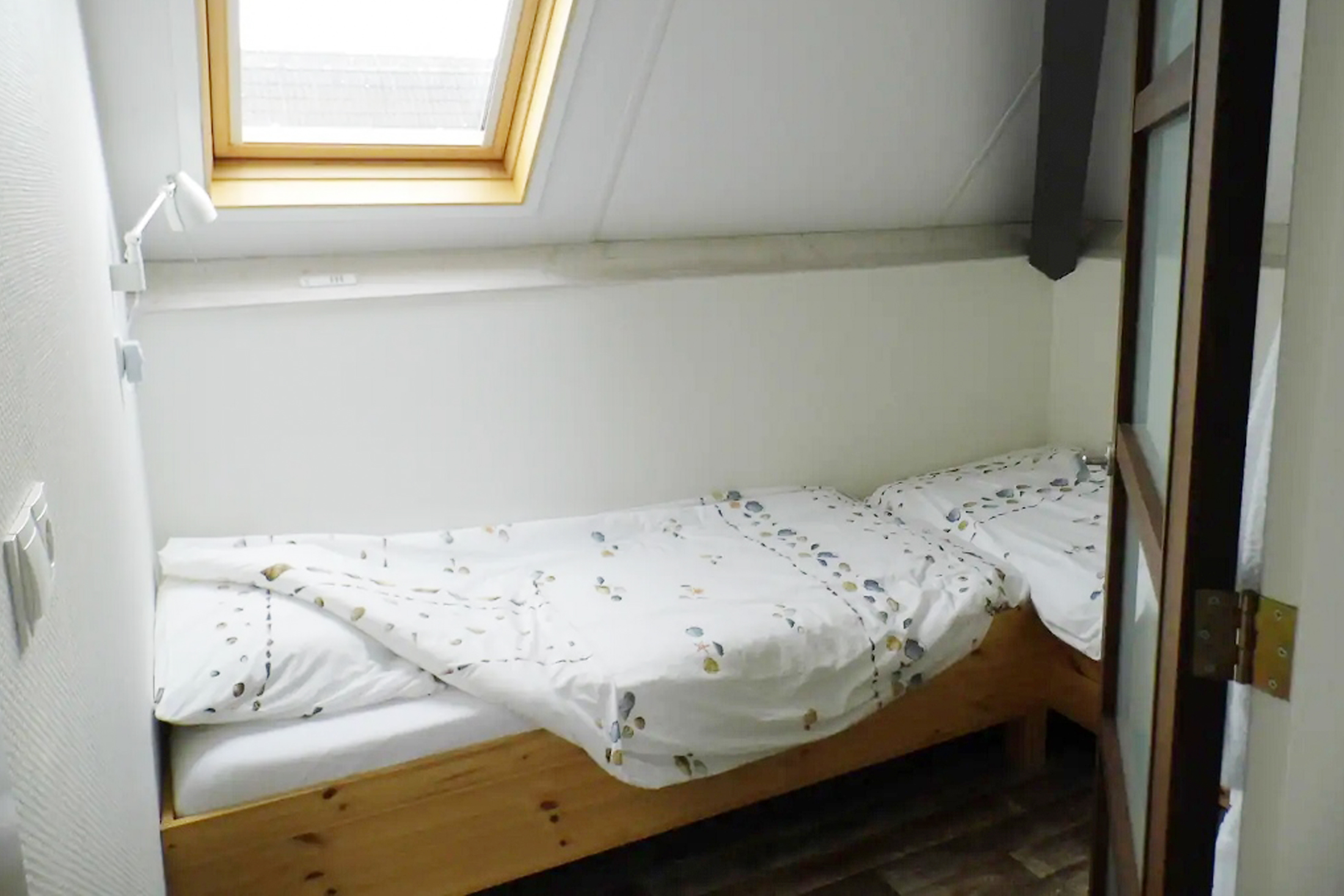 Tweepersoonskamer met twee vaste eenpersoons bedden.