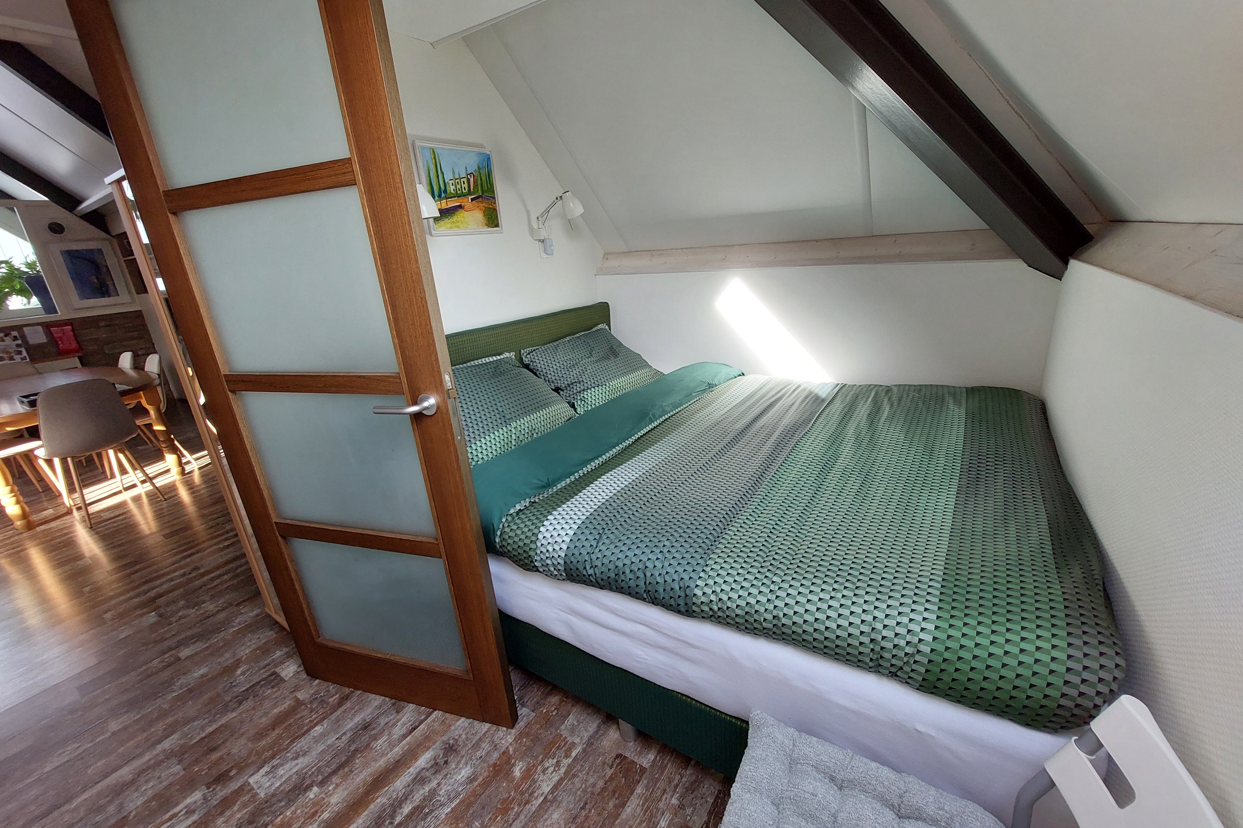 De tweepersoonskamer met een tweepersoons boxspring